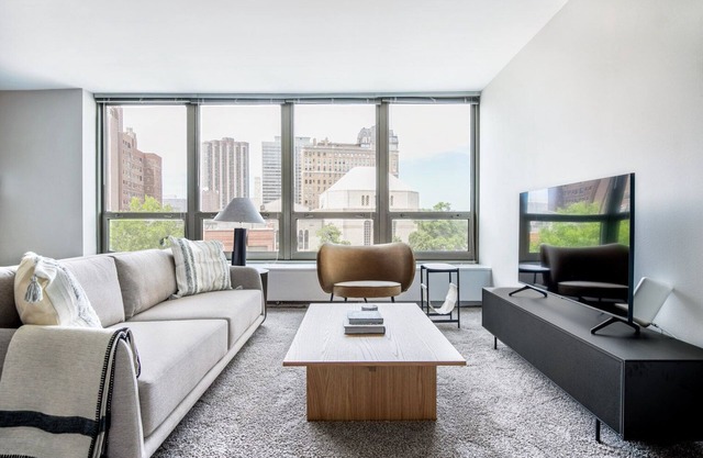 Ideal Lakeview 1BR w/ Deck, Pool & Gym, nr Lincoln Park, by Blueground