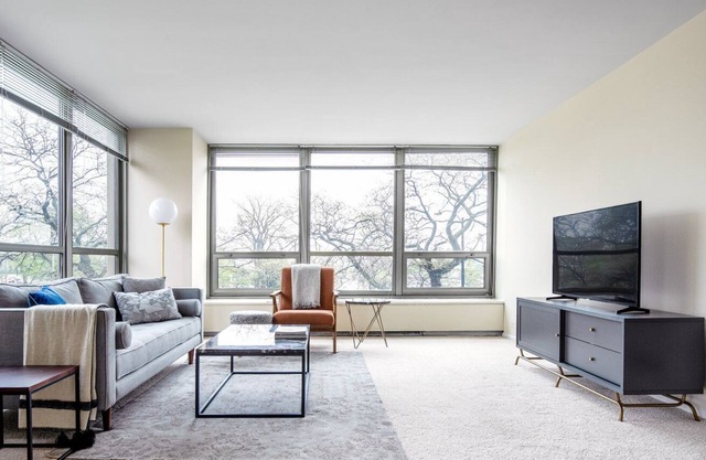 Ideal Lakeview 2BR w/ Gym, Rooftop Pool, near Wrigley, by Blueground