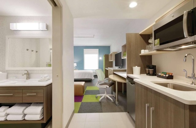 Ideal Location! 3 Classy Units, Onsite Pool, Free Breakfast, Pets Allowed!