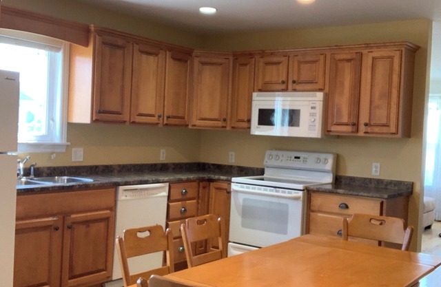 Ideal Location! 5 mins to Downtown Charlottetown, Tea Hill Beach, 2 Golf Courses