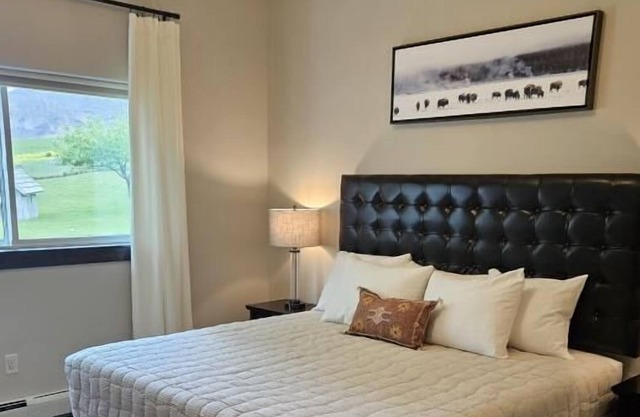 Ideal Location! Heated Pool, Free Parking, Close to Gardiner Downtown!