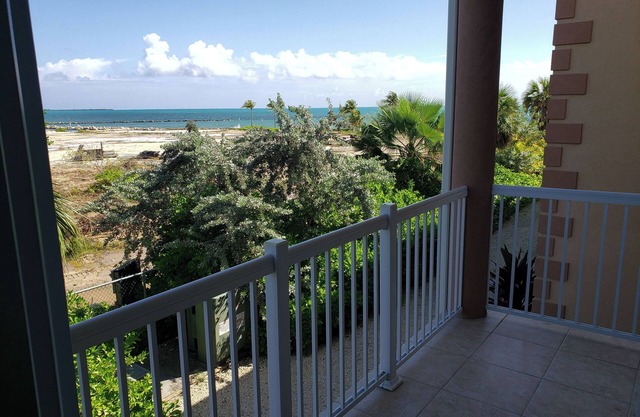 Let's Runaway to the Island! Oceanfront, Pool Access, Close to Seven Mile Beach