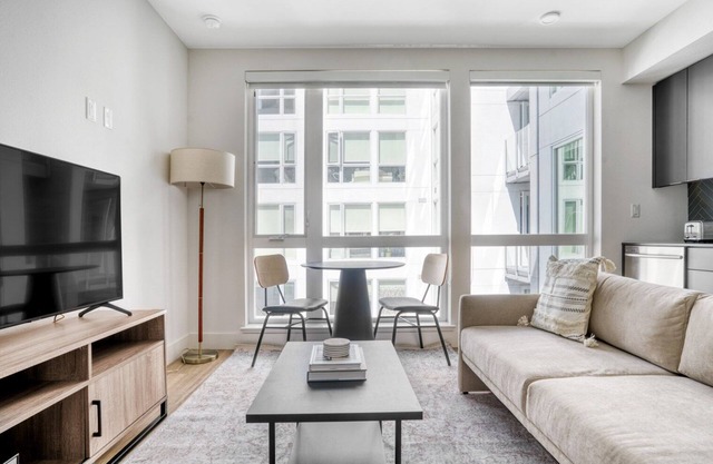Ideal Oakland Studio w/ Gym, Coworking & W/D, walk to BART, by Blueground