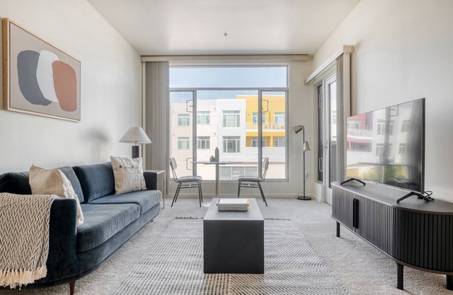 Ideal Palo Alto 2BR w/ AC, Pool & W/D, walkable location, by Blueground
