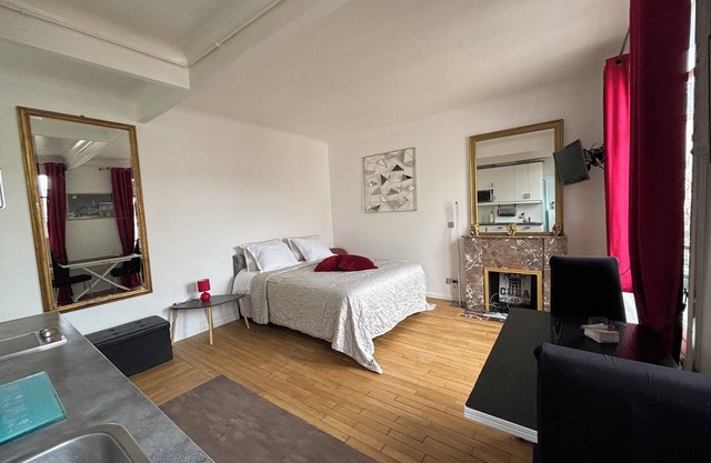Apartment 10 minutes from the Champs-Elysées