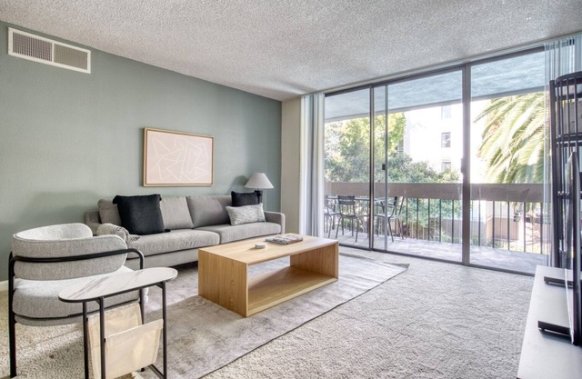 Ideal San Mateo 3BR w/ W/D, BBQ & Pool, nr Caltrain, by Blueground