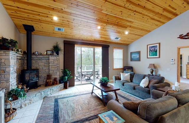 Ideally-located home in Willow Cove area w/wood fireplace, WiFi, AC - near lake