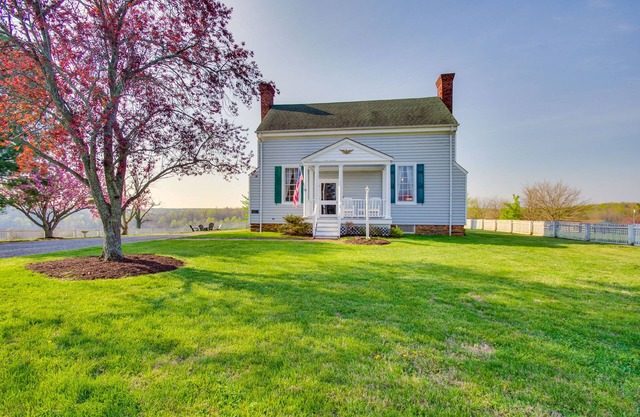 Idyllic Appomattox Home w/ Porch & Rocking Chairs!
