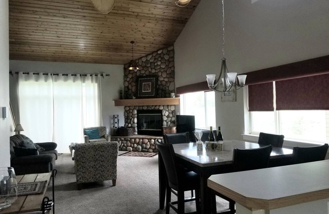Idyllic Big Sky Stay, Immaculate 3bed/3bath Townhome, Private Hot Tub