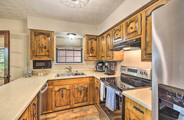 NEW! Idyllic Bronston Retreat w/ Fire Pit + View!