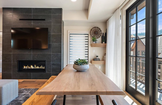 Idyllic Condo|Gas Fireplace|Balcony with Plaza View