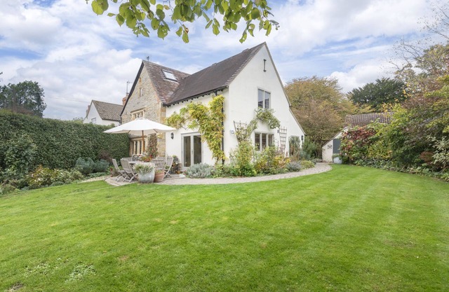 Idyllic Cotswold Cottage Near Broadway