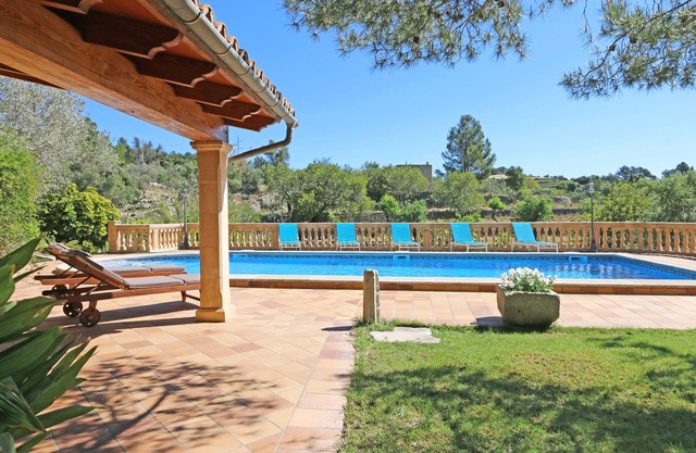 Idyllisches Landhaus mit Blick in schöner Lage, Garten, großer Pool-Oase, WiFi