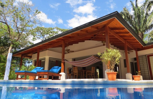 Idyllisches neues Executive-Haus, ruhiger Garten, Pool, Minuten zum Strand, Annehmlichkeiten