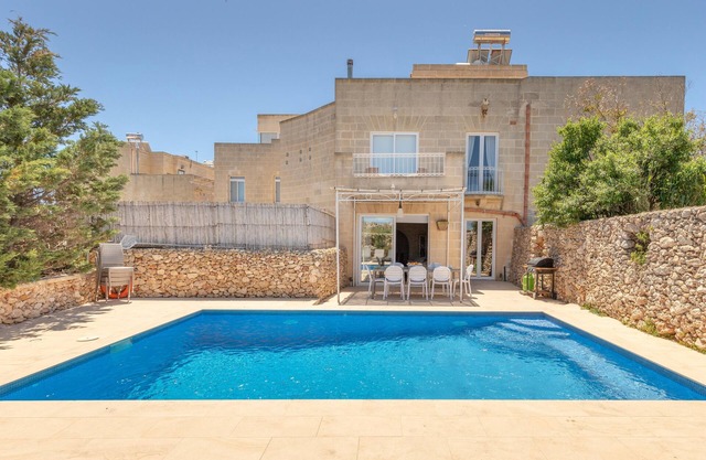 Landhaus mit Pools und Ausblick