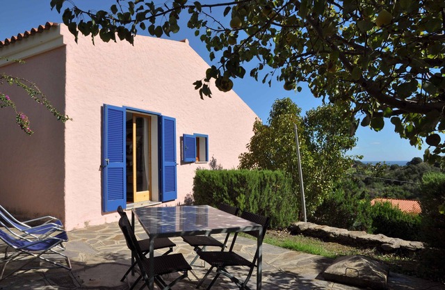 Idyllisch gelegenes, bezauberndes Ferienhaus in altem Hirtendorf mit Meerblick
