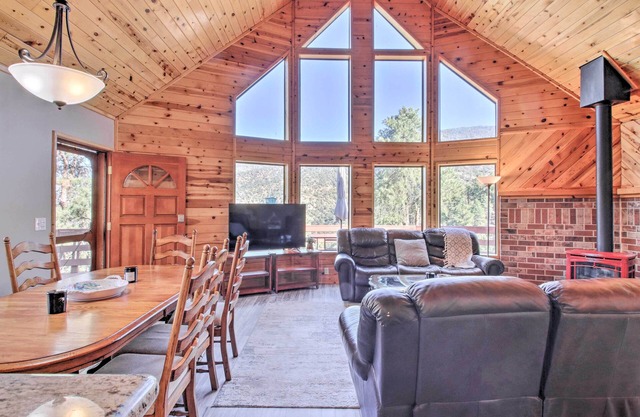 Idyllic Frazier Park Cabin: Views, Pool Table