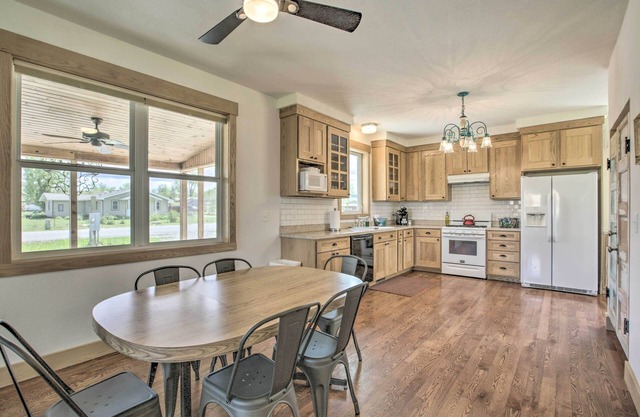 Idyllic Gem: Screened Porch, 1/2 Mi to River!