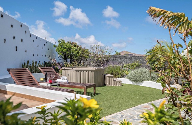 Idyllisches Ferienhaus “Finca La Costa” mit Garten, Whirlpool, Meerblick, WLAN und TV; Parkplätze vorhanden