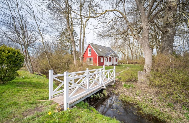 Idyllische Doppelhaushälfte mit Terrasse und riesigem Garten, nahe Strand