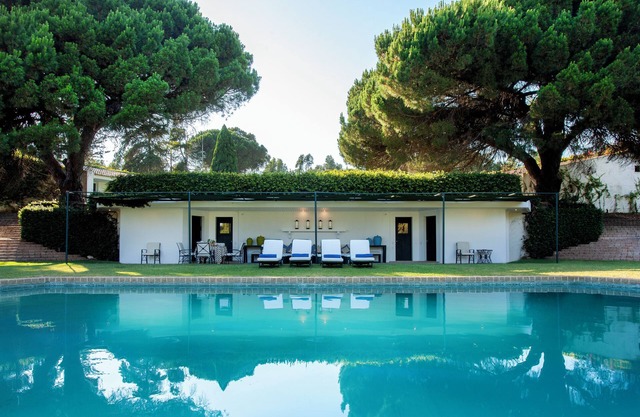 Idyllic stay with private garden and pool