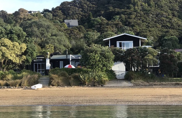 Idyllisches Ufergegend-Kiwi-Strandhaus