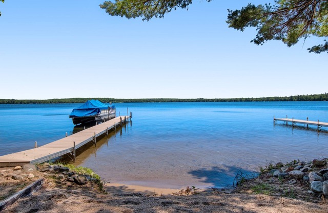 Idyllic waterfront cabin at Scott’s Twin Lake Resort with swimming beach & docks