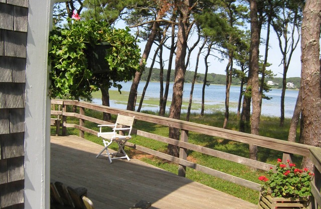 Idyllisches Haus am Wasser Drummer Cove in Quiet Pine Grove auf Pleasant Point.