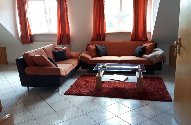 Idyllisch gelegene Ferienwohnung “Hermannshöhe FeWo 6” auf dem Bauernhof mit Gemeinschaftsgarten, Spielplatz, Terrasse, Grill, WLAN und TV; Parkplätze vorhanden