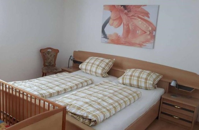 Idyllisch gelegene Ferienwohnung “Hermannshöhe FeWo 3” auf dem Bauernhof mit Balkon, Gemeinschaftsgarten, Spielplatz, Terrasse, Grill, WLAN und TV; Parkplätze vorhanden