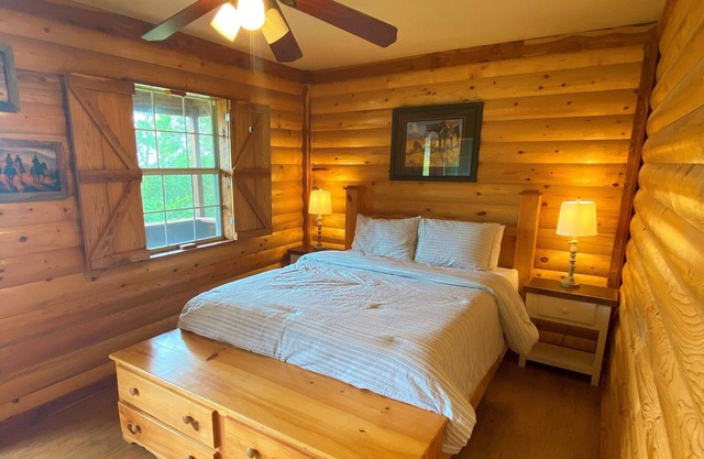 "If you're never at home and always alone, this Cabin is for you!" ...Willie