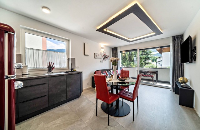 Ferienwohnung "Il Cuore Rosso" - Neubau im Zentrum mit Bergblick, Balkon und Klimaanlage