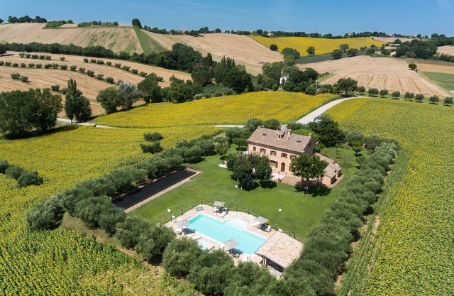 Il Girasole, App in einer typischen Villa mit Pool 7 km vom Meer, Senigallia, Marche