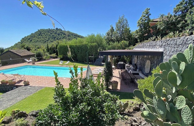 PALMENTO TRECASTAGNI, Panoramavilla und Nebengebäude mit Swimmingpool