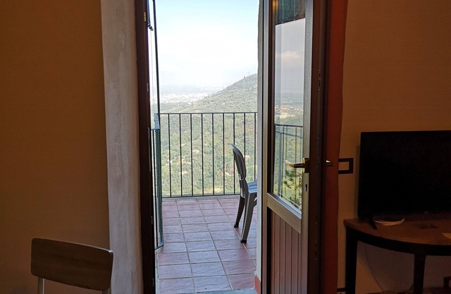 Haus mit Panoramaterrasse und Meerblick in einem alten Dorf (bis zu 4 Personen)