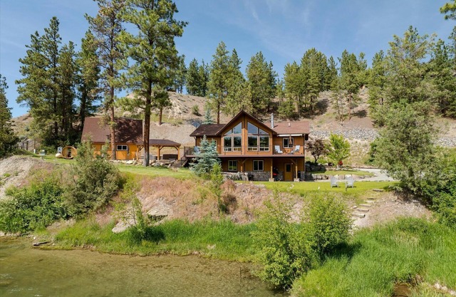 Imagine you're gathering being 20' off the Waterfront. Your Versatile Oasis!
