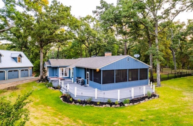 IMMACULANT LAKEFRONT Views- Hot Tub, Beach Area, Firepit, Enclosed Porch, Dock