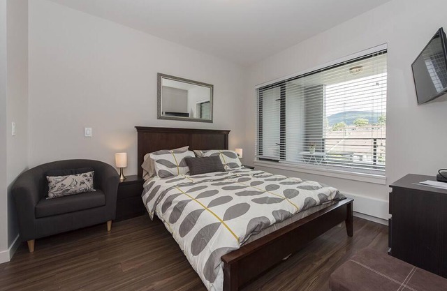 Immaculate 2 Bedroom Lower Lonsdlae