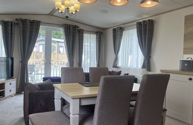 Immaculate 3-Bed Lodge in Out Rawcliffe