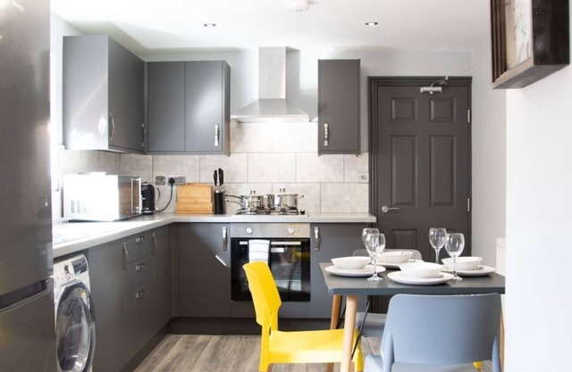 Immaculate 5-bed House in the City Centre Ashford
