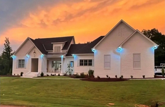 IMMACULATE 5 bedroom home in one of Oxfords most desired neighborhoods w/ a pool