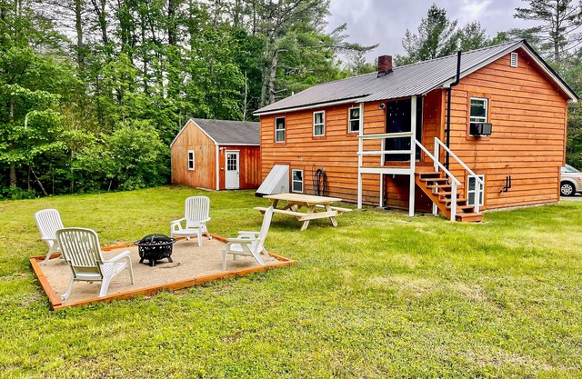 Renovated 2-story home with game room, firepit, foosball, air hockey near skiing
