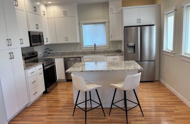 Immaculate and private 2-bedroom house, close to everything, pet friendly