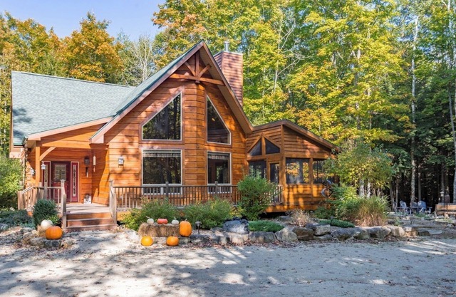 Makellose 3 Bett / 2. 5 Bad handgefertigte Blockhütte in bewaldeten Umgebung von Egg Harbor