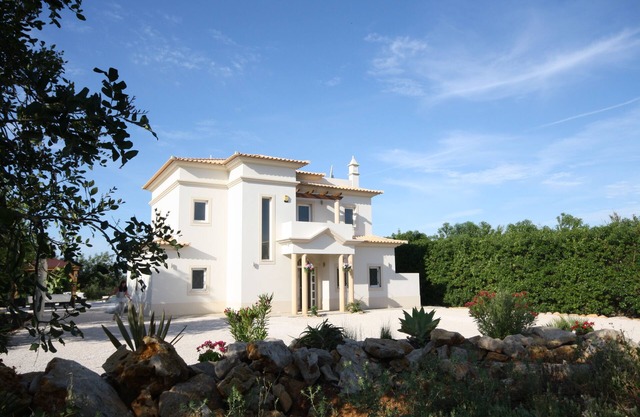 Makellose und luxuriöse moderne Villa mit großem Infinity-Pool und Spa (für 10 Personen)