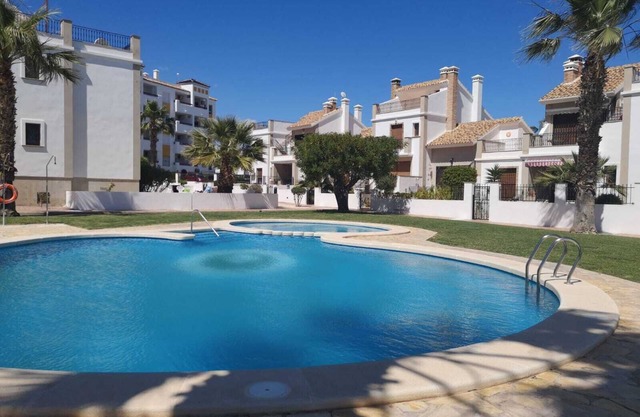 Makellose moderne Wohnung in einer privaten Anlage im beliebten Villamartin