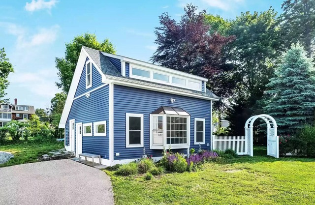 Immaculate Year Round Cottage Steps from the Beach Sleeps 6