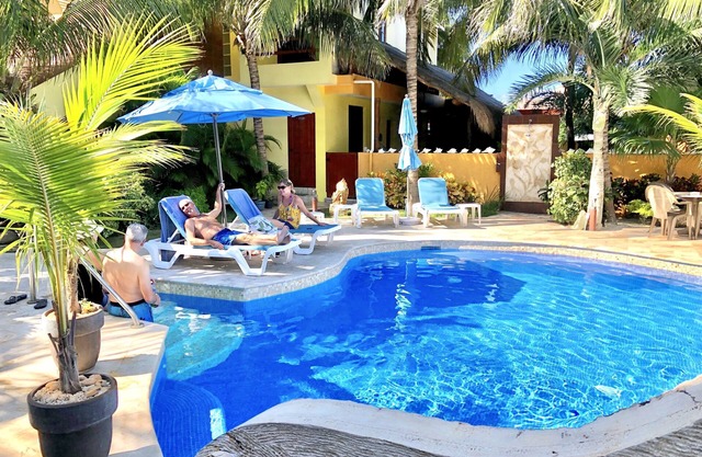 Nagelneue, private Wohnung! Salzwasser-Pool, in der Nähe von Strand und Stadt. BBQ!