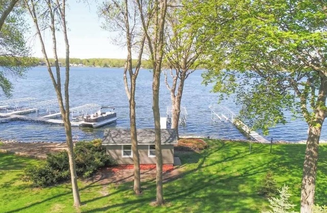 Immerse in Luxury Grand 5BR Lakefront Haven Views