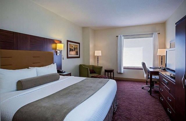 Immerse in Milwaukee's Culture with Comfort & Convenience with Swimming Pool